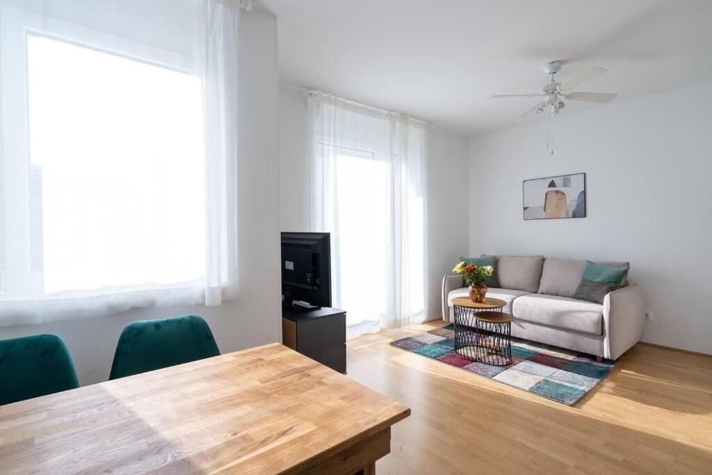 Hm • Sleek 1br With Balcony Wiedeń