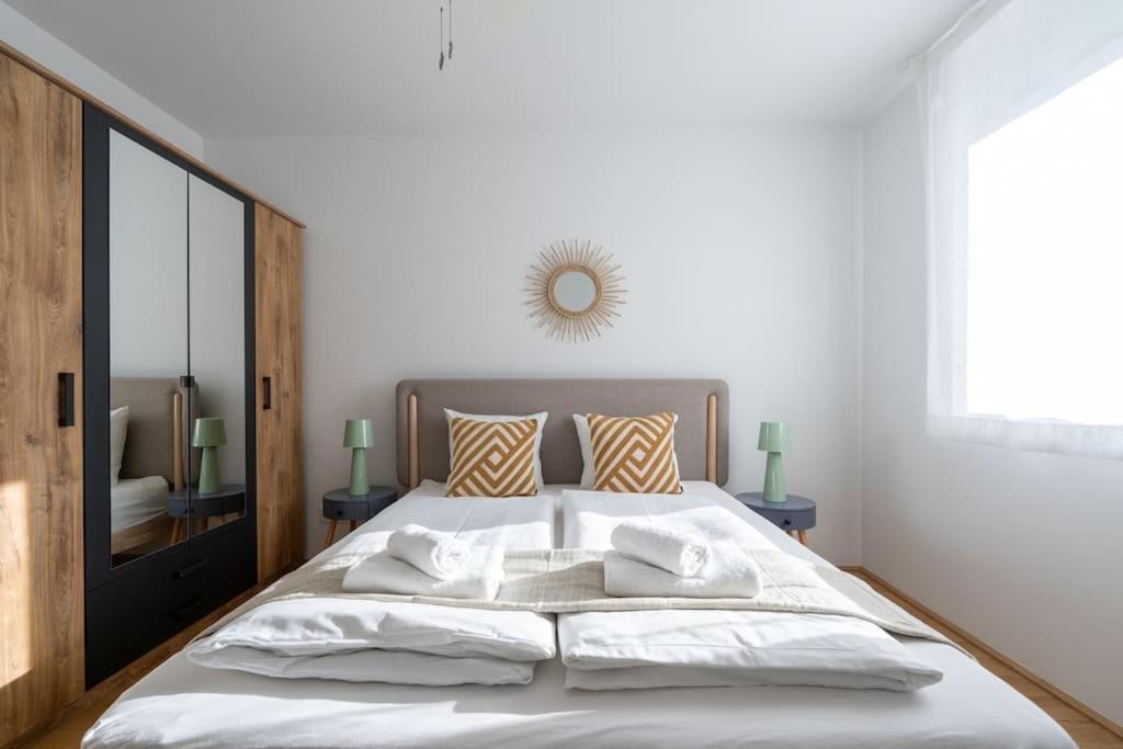 Hm • Sleek 1br With Balcony Apartament Wiedeń