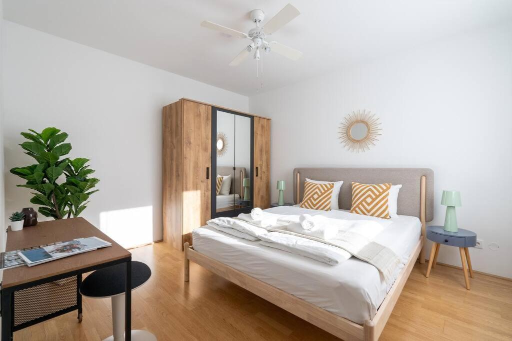 Hm • Sleek 1br With Balcony Wiedeń
