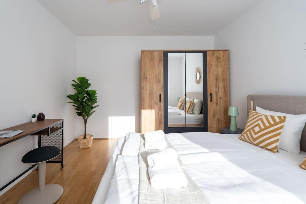 Hm • Sleek 1br With Balcony Apartament