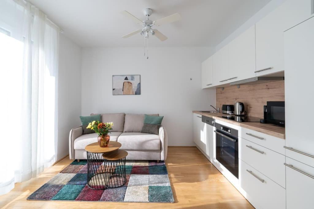 Hm • Sleek 1br With Balcony Wiedeń