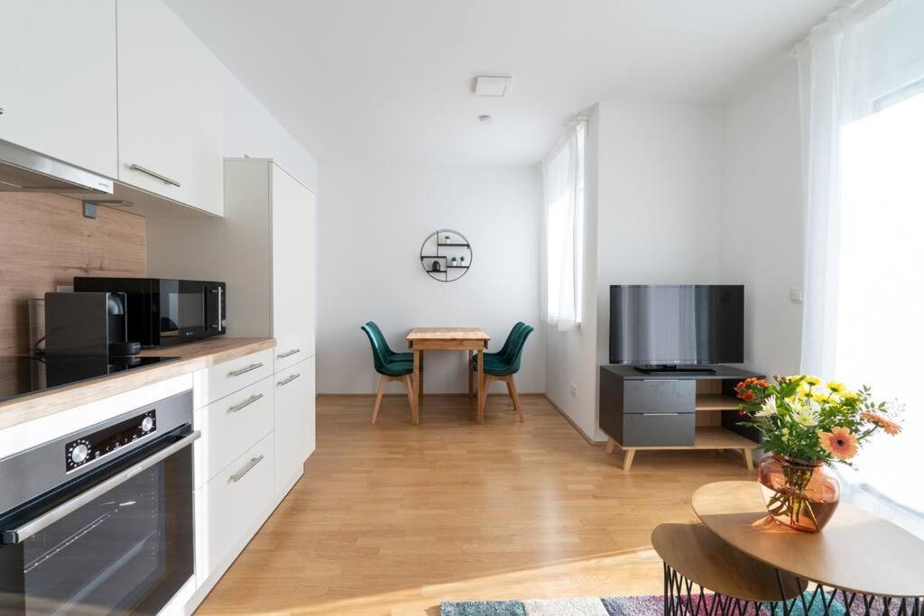 Apartament Hm • Sleek 1br With Balcony Wiedeń