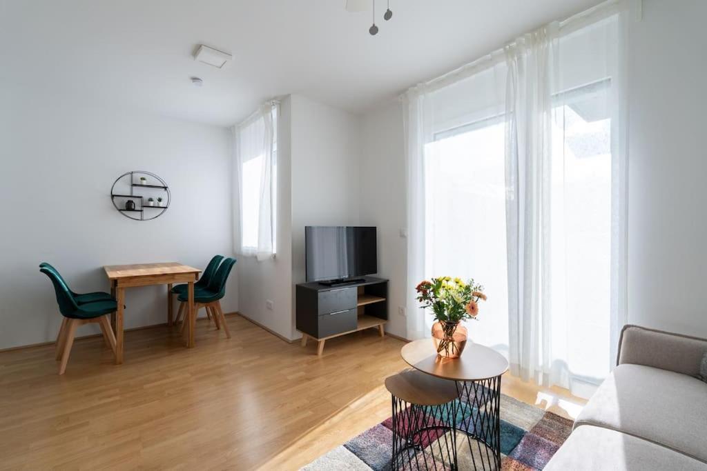 Hm • Sleek 1br With Balcony Wiedeń
