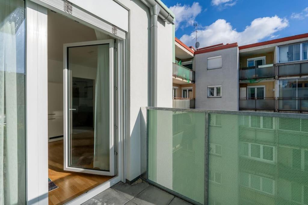 Hm • Sleek 1br With Balcony Apartament